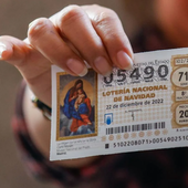 Un jubilado encuentra un billete de lotería en el bolsillo y al comprobarlo se da cuenta de que está premiado con 24 millones de euros