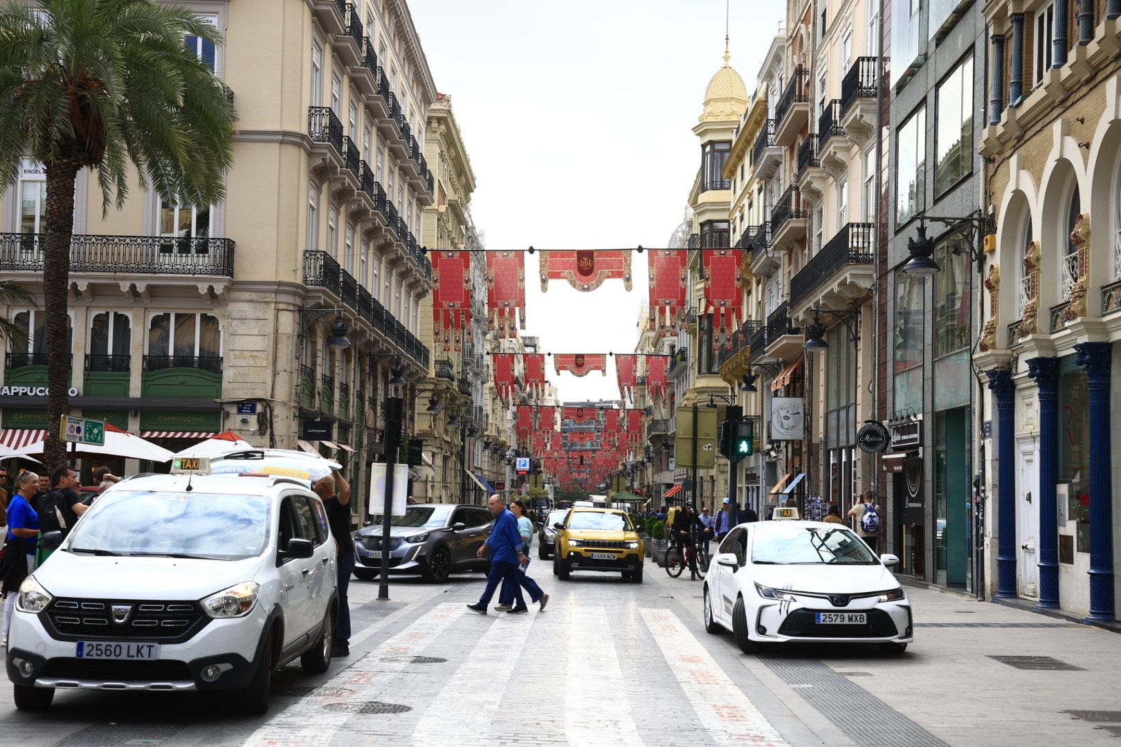 Fotos del tapiz y las banderolas en honor de la Mare de Déu en Valencia