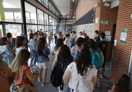 Aspirantes en la última oposición de maestros, el día del primer examen.