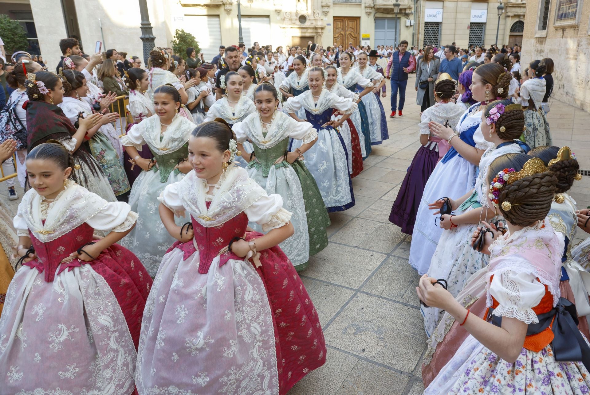 Dansà y pasarela de moda fallera
