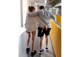 Niña y joven con diversidad psíquica.