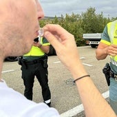 Un hombre se somete a una prueba de alcoholemia en un control.