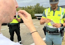 Un hombre se somete a una prueba de alcoholemia en un control.