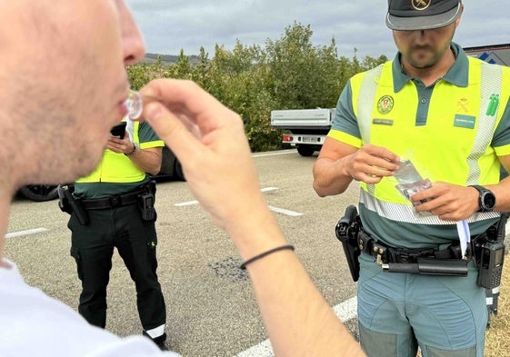 Un hombre se somete a una prueba de alcoholemia en un control.
