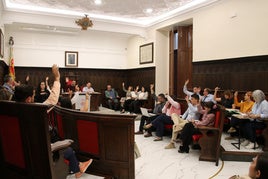 Pleno de Sagunto durante una votación.