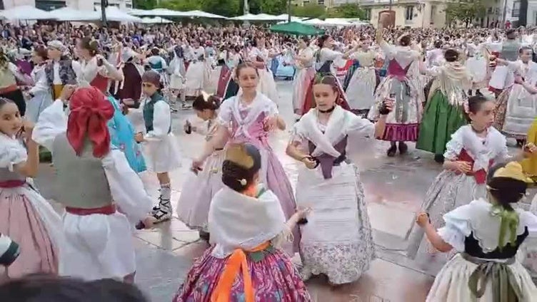 Dansà de las comisiones falleras a la Mare de Déu