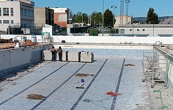 Obras en la piscina del polideportivo de Vallada.