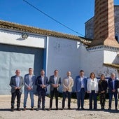 Alcaldes de los municipios ribereños de la Albufera, en una foto de familia junto al lago.