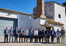 Alcaldes de los municipios ribereños de la Albufera, en una foto de familia junto al lago.