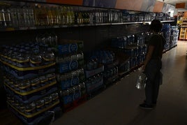 Vista de un supermercado en una gasolinera de Castellón durante un corte de luz.