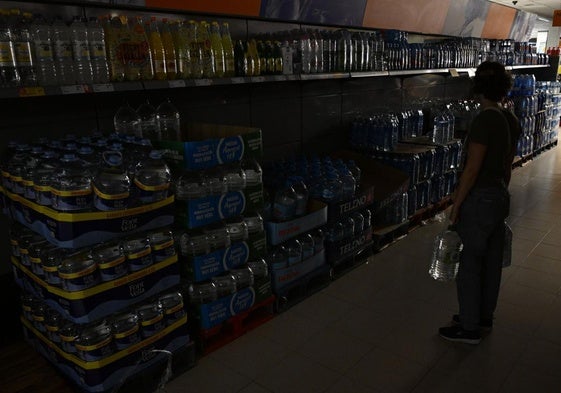 Vista de un supermercado en una gasolinera de Castellón durante un corte de luz.