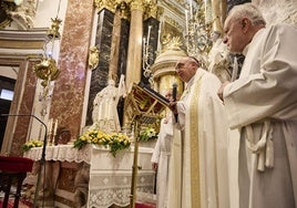 El arzobispo en una ceremonia en la Basílica de la Virgen.