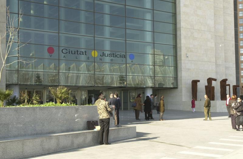 Juzgan a un hombre por amenazar de muerte a un vecino de la Pobla del Duc por el impago de un jornal