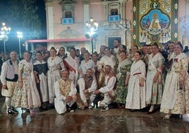 El grupo de danza de Lo Rat Penat en la plaza de la Virgen.