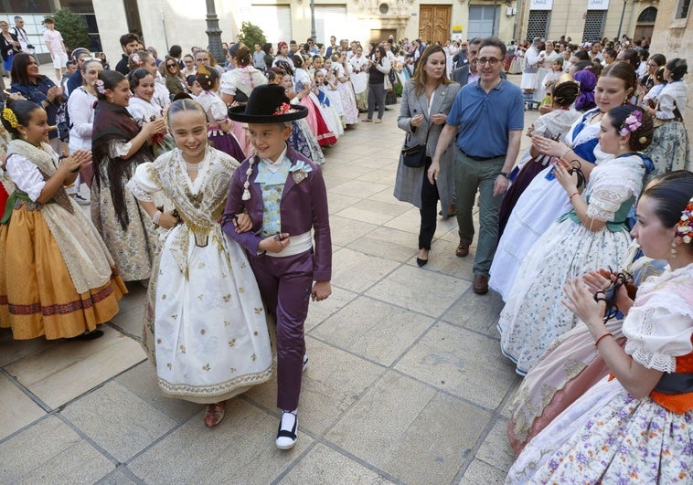 Lucía Garcñia, fallera mayor infantil de Valencia 2025, acompañada por Ferran Alcaina, antes de comenzar la dansà infantil en honor de la Virgen.