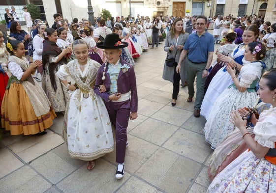 Lucía Garcñia, fallera mayor infantil de Valencia 2025, acompañada por Ferran Alcaina, antes de comenzar la dansà infantil en honor de la Virgen.