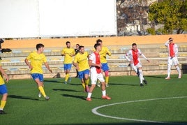 Jugadores del CD Dénia y Beniganim en el partido jugado en el Diego Mena.