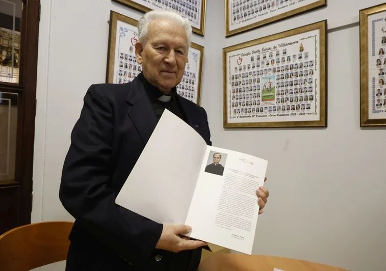El prior de los Agustinos en el colegio Santo Tomás de Villanueva de Valencia muestra la carta de Robert Prevost al centro con motivo de su cincuentenario.