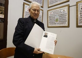 El prior de los Agustinos en el colegio Santo Tomás de Villanueva de Valencia muestra la carta de Robert Prevost al centro con motivo de su cincuentenario.