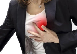 Una mujer sufre dolor de pecho.