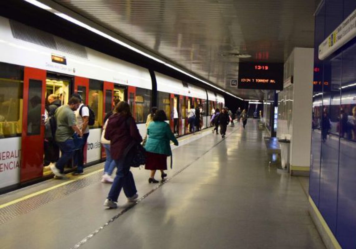 El metro abre antes este domingo por las celebraciones de la Virgen