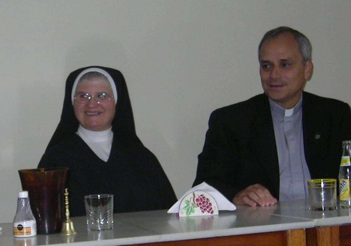 La madre María Gracia Flor, expriora de las agustinas contemplativas de Sant Mateu, en 2007, junto a Prevost, durante su visita a la hermandad en Castellón.