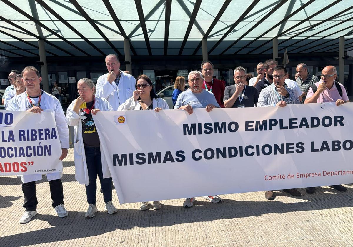 Trabajadores del Hospital de la Ribera vuelven a reivindicar su convenio colectivo