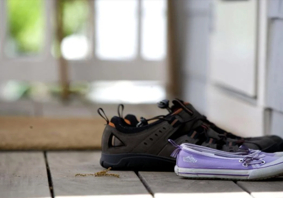 Cómo el simple hábito de quitarse los zapatos al entrar a casa puede contribuir a una buena salud