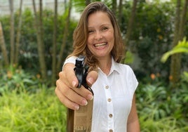 Elisa Ilges, con uno de los productos que vende a través de su firma Perma.me.