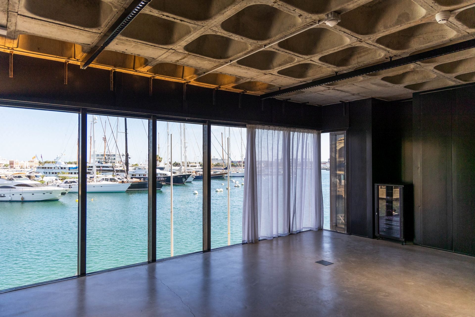 FOTOS | The Terminal Hub, la reinvención del edificio más brutal(ista) de Valencia