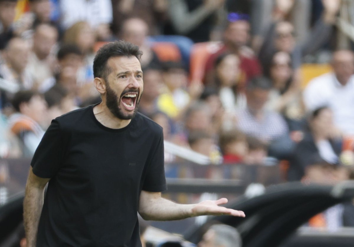 Mestalla se rinde a Carlos Corberán al grito de «¡Te quiero!»