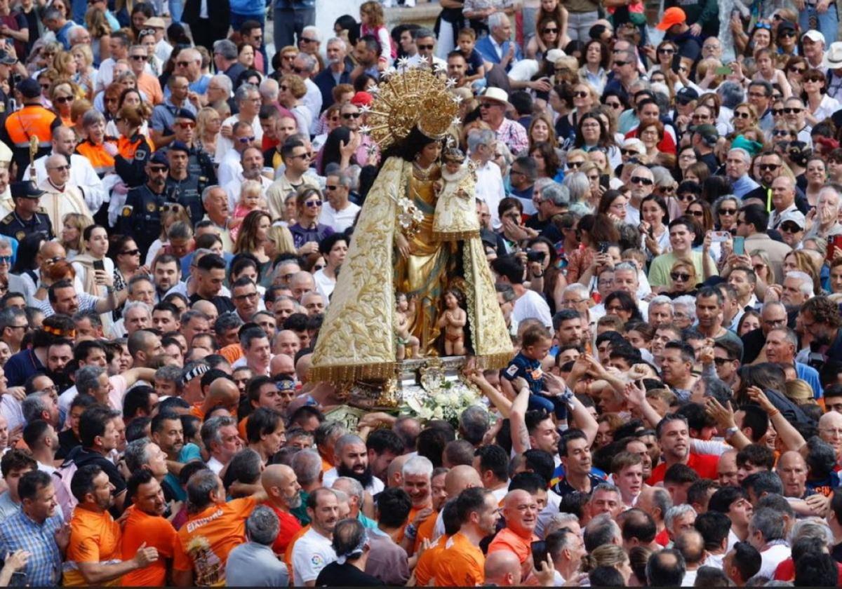 Valencia se rinde a su patrona con danzas y pólvora