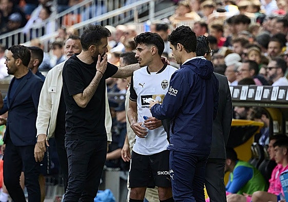 El cariñoso gesto de Carlos Corberán con Almeida tras sufrir una conmoción cerebral.