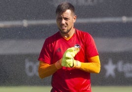 Diego Alves durante un entrenamiento con el Valencia.