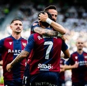 Los jugadores del Levante, celebrando un gol en Elche.