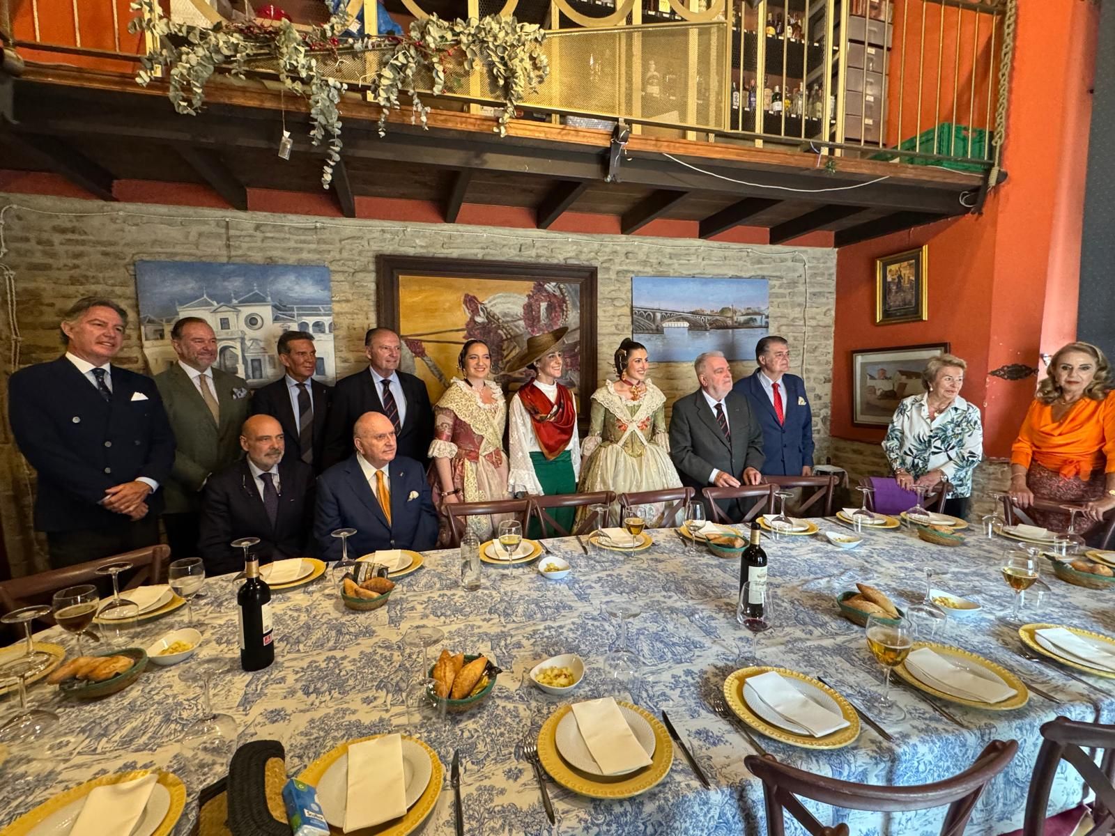 El presidente de la Cámara de Comercio de Valencia con la directiva del Real Club de Enganches de Sevilla y las falleras mayores.