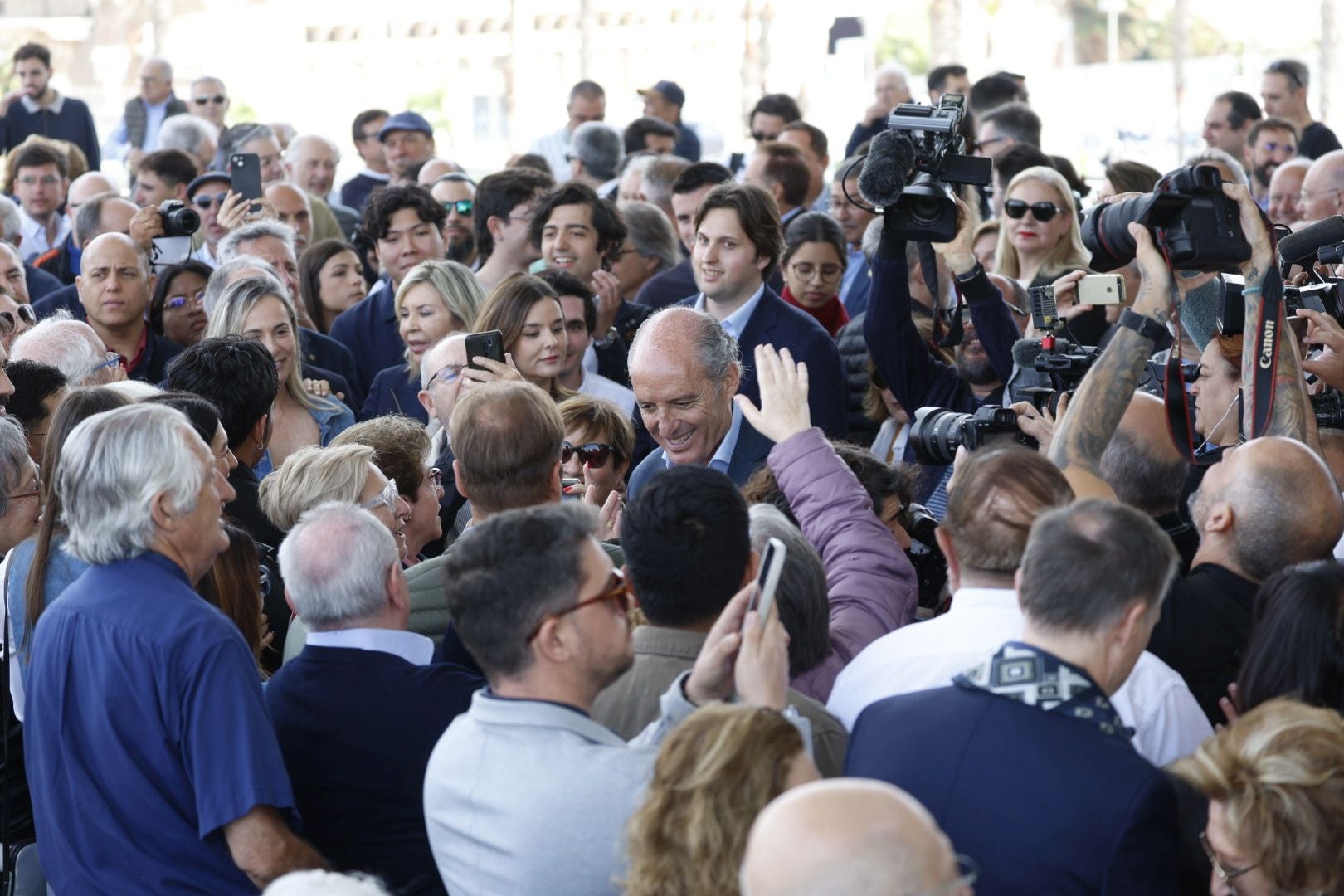 Fotos: los asistentes al mitin de Camps en Valencia