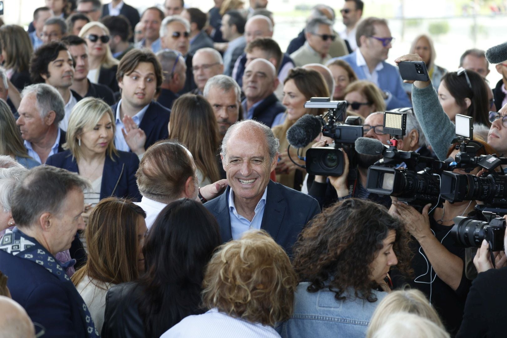 Fotos: los asistentes al mitin de Camps en Valencia