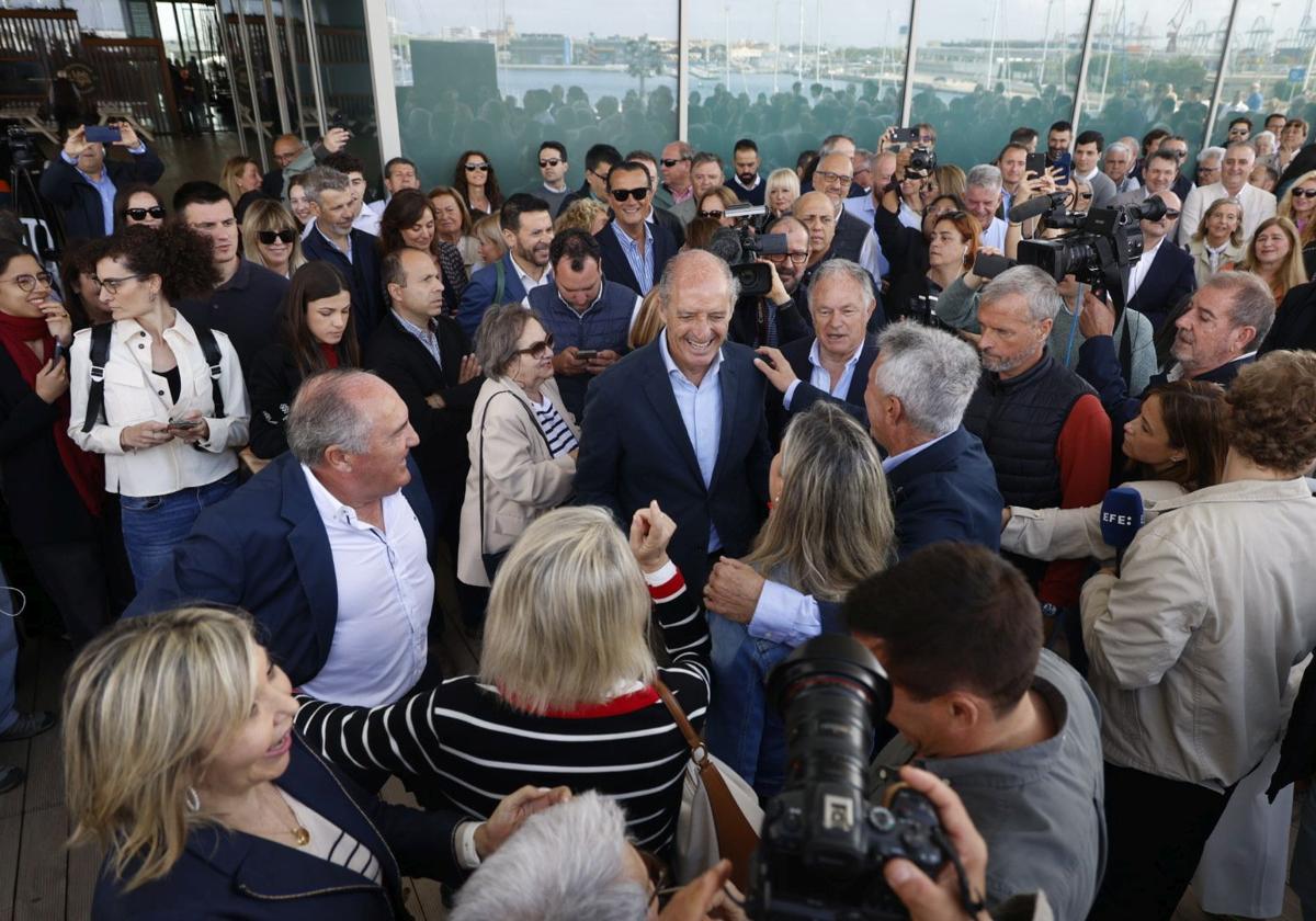 Camps se rodea de un millar de militantes y ex altos cargos: «Te queremos presidente del PP lo antes posible»