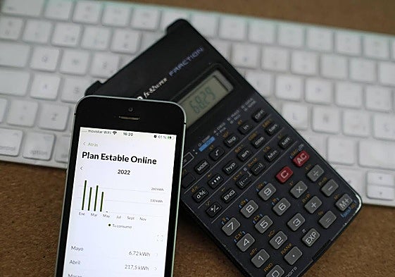 Una factura de la luz y una calculadora.