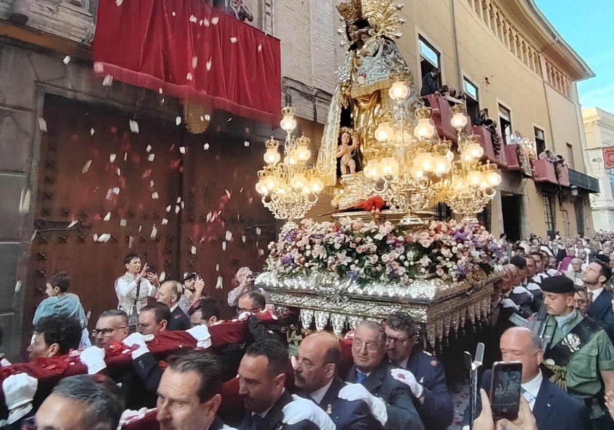 Imagen principal - Colla de portadores de la zona dana de Paiporta, que llevarán a hombros a la Virgen en relevos con otros cinco colectivos.