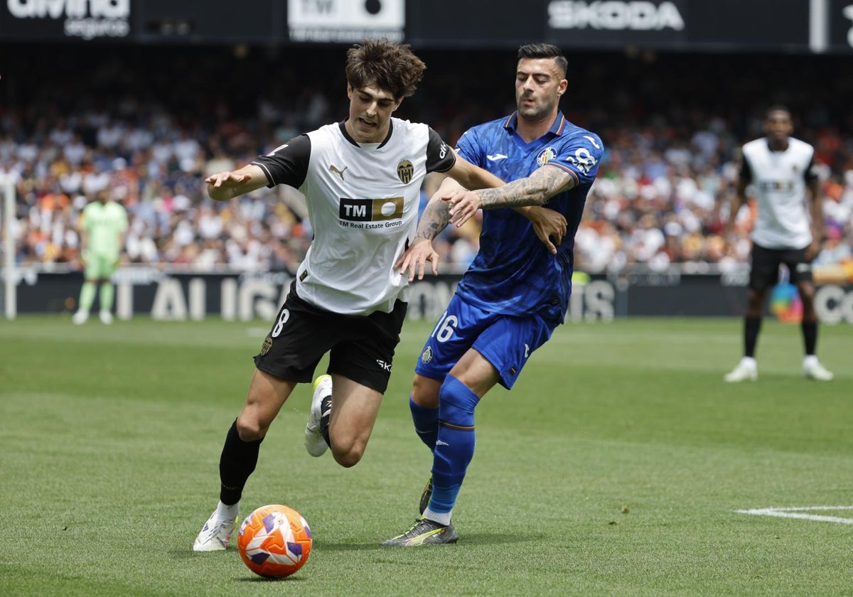 Javi Guerra pugna por el balón con Diego Rico.