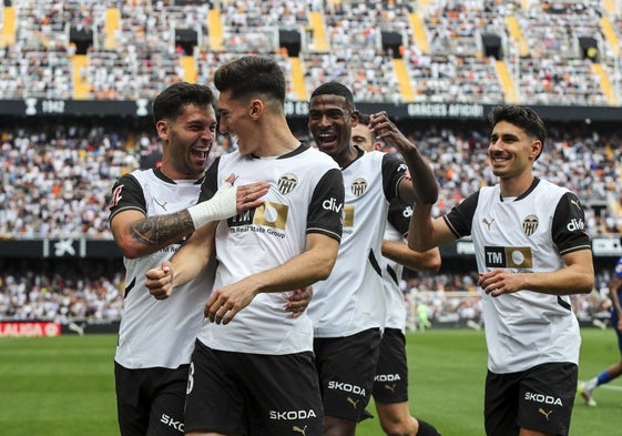 Pepelu celebra el primer gol del Valencia.