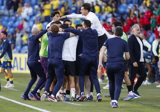 Los jugadores del Valencia celebran la victoria de la anterior jornada en Gran Canaria.
