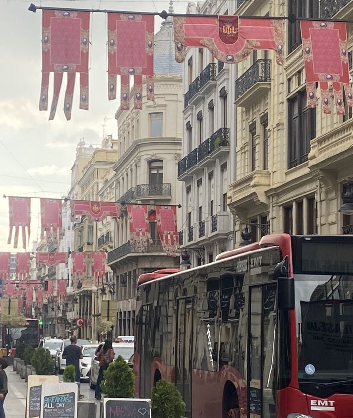 Imagen secundaria 2 - Dansà de los grupos de pueblos, calles engalanadas para la fiesta de la Virgen y decoraciones florales.