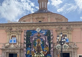 Visitantes admirando el tapiz de la Virgen que incluye este año el mensaje de 'Gracias voluntarios'.