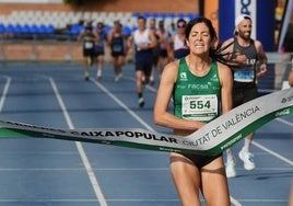 La portorriqueña Alondra Negrón es la persona número 100 en ganar en el Circuito de Valencia tras imponerse este domingo en la Carrera. José Antonio Redolat