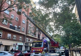 Bomberos trabajan en el incendio.