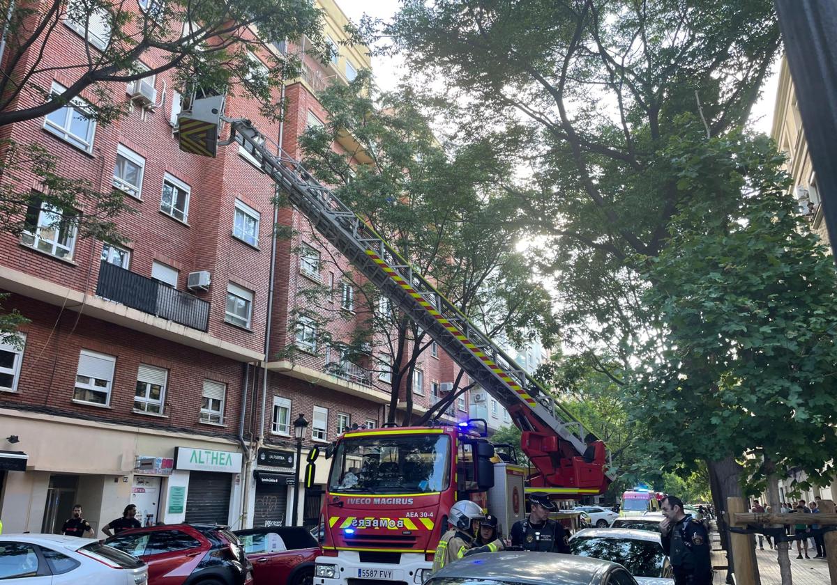 Ocho personas hospitalizadas tras el incendio de un edificio en Valencia