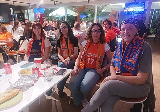 Aficionadas del Valencia Basket disfrutando del partido en el bar.